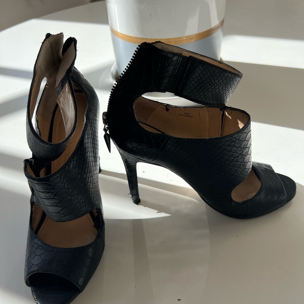 Enzo Angiolini faux snakeskin stilettos with zipper details size 7